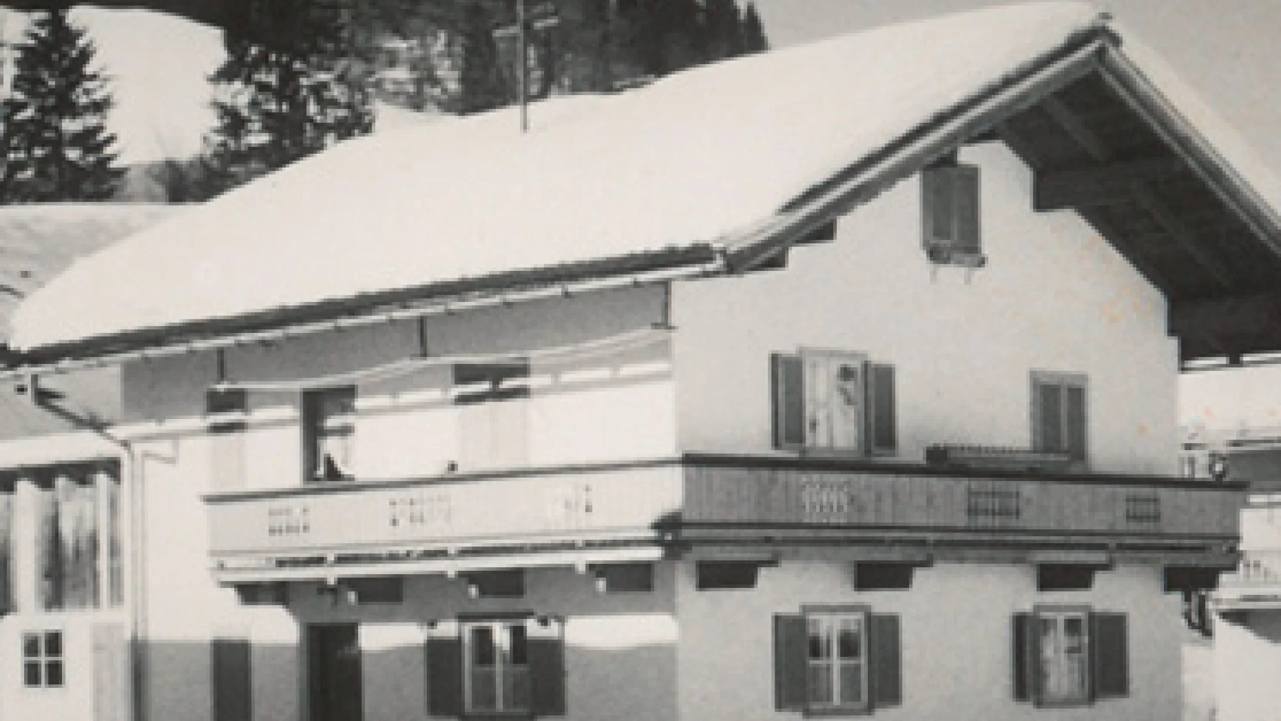 Haus in Winterlandschaft mit Schnee.