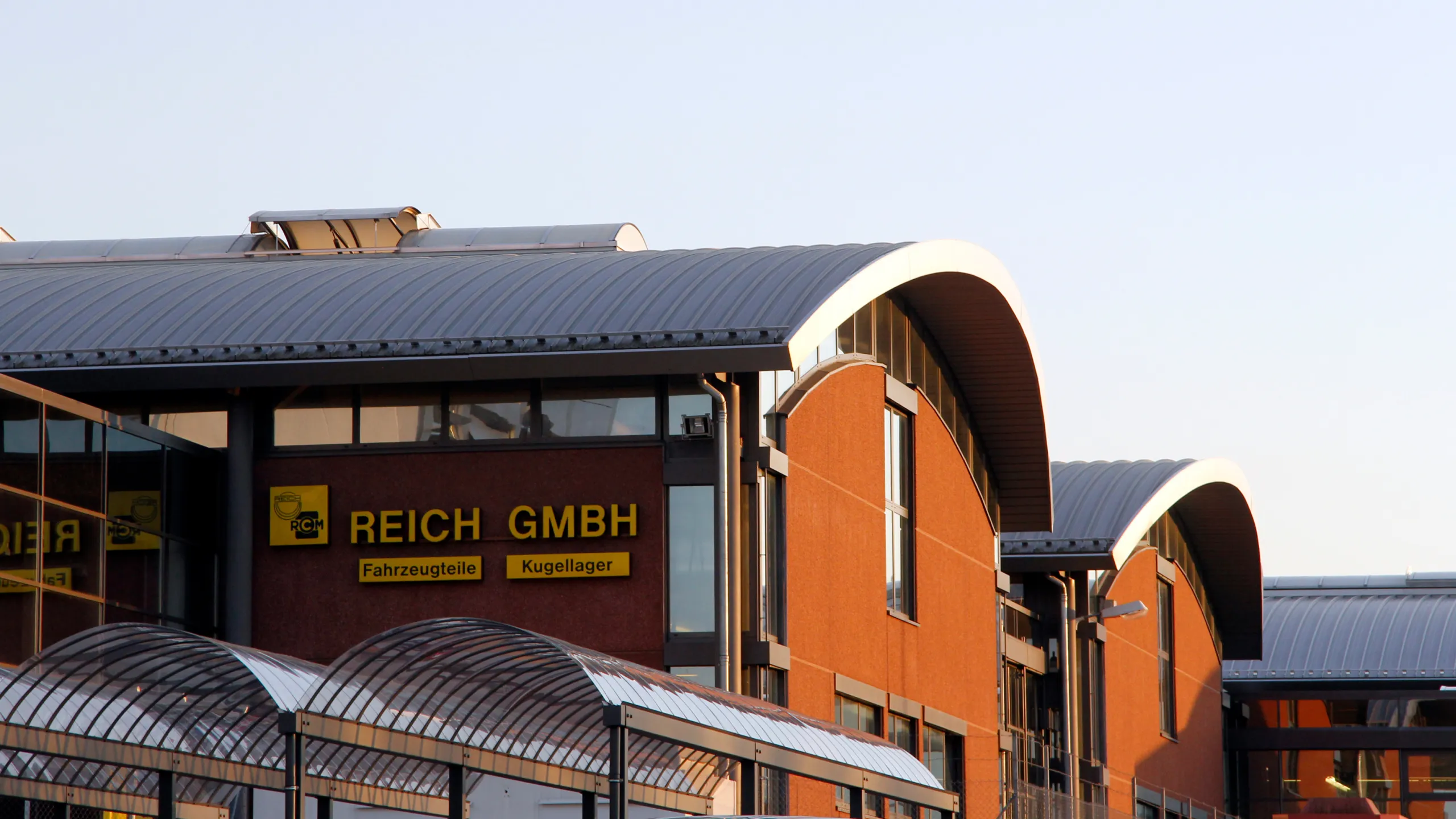 Reich Logo an der Fassade einer Produktionshalle.