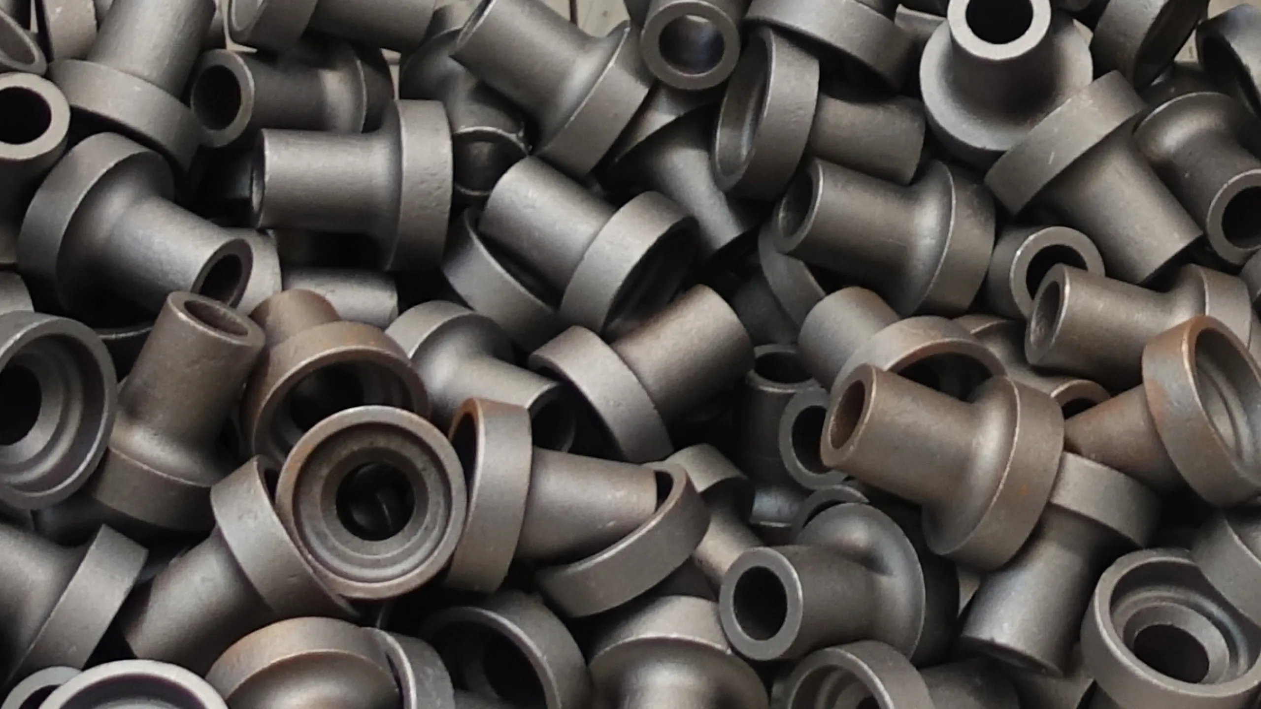 Viele Metallteile die in einer Box liegen.