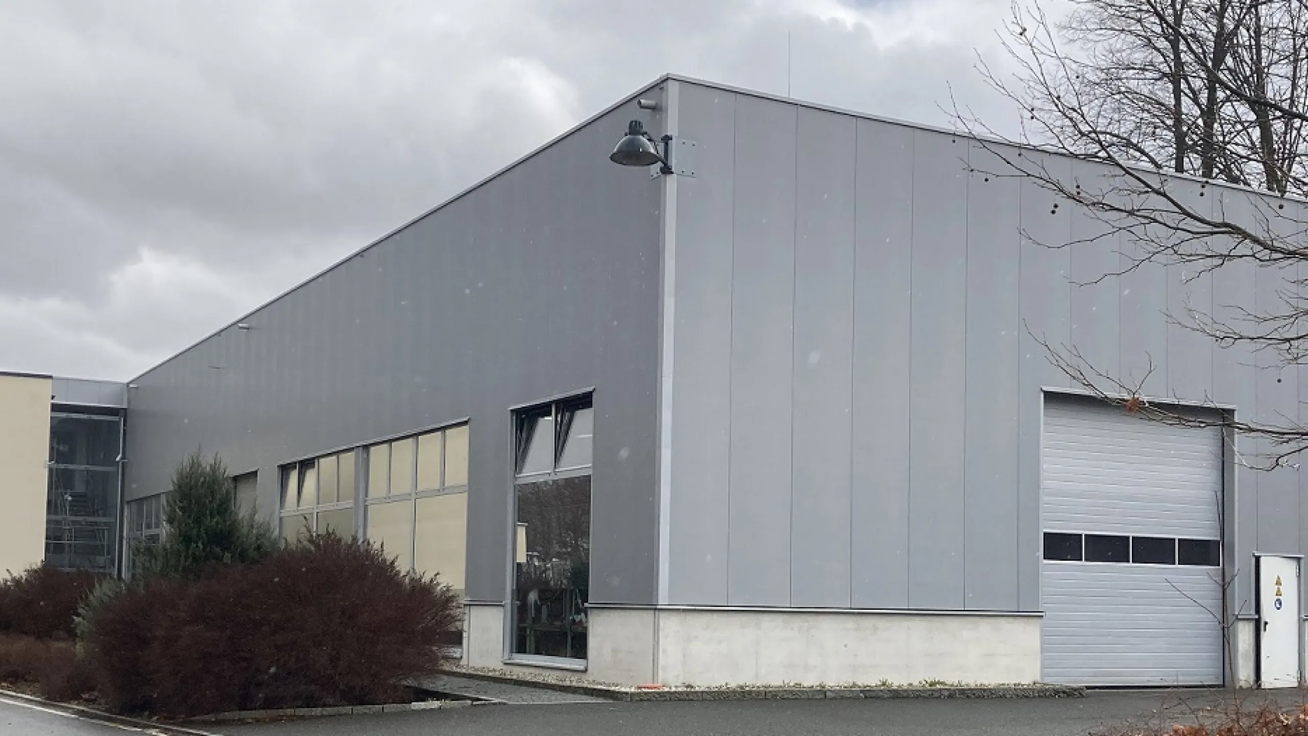Graues Produktionsgebäude der MIM GmbH der Reich Gruppe.