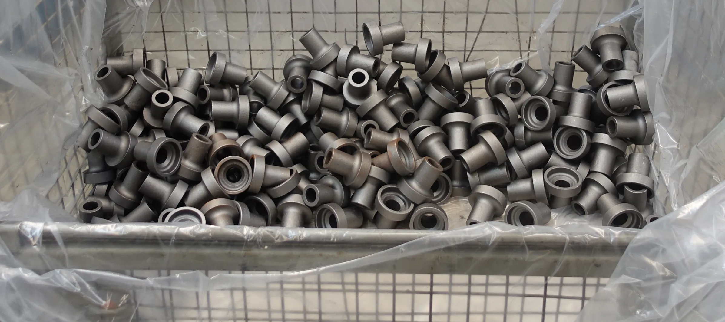 Rohlinge die in einem mit Plastikfolie ausgekleideten Container liegen.